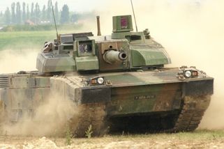 Francouzi proměnili tank Leclerc v obří brokovnici. Výstřel vypustí 1 100 projektilů a sundá ve vteřině i roj dronů